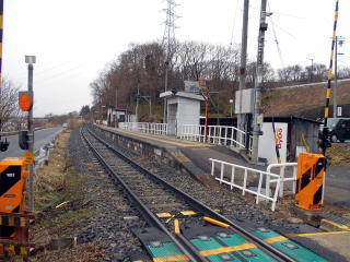立ヶ花の駅全景。待合室と乗車駅証明書の発行機が置かれているだけの駅だ。