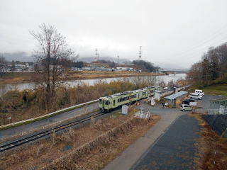 立ヶ花から発車した飯山線のディーゼルカー。