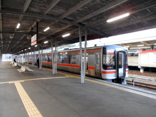 折り返しで鳥羽で発車を待つ快速みえ