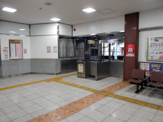 参宮線の鳥羽の改札口。無人化されてひっそりとしている。