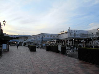 向かって左がJR、右が近鉄の駅舎。鳥羽は昔から近鉄に押されていた。