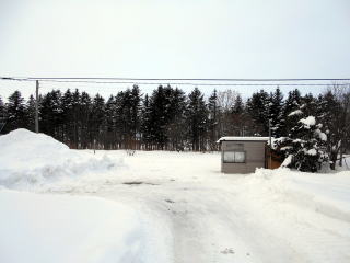 徳満の駅入口。かつては大きな木造駅舎があったが、取り壊されて小さな待合室が置かれている。