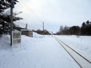 徳満のホーム。鉄道林の裏側にはサロベツ原野が広がっている。