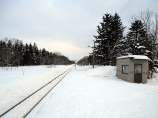 プレハブ風の徳満の待合室は狭く、2人入っただけでも密になる可能性がある。