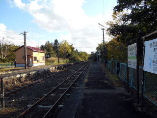 交換可能な銚子口のホーム。普通列車同士の交換は1日に2回行われる。