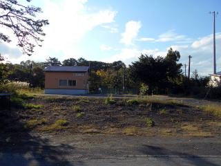 銚子口の駅舎。利用者がほとんどいなくなり、広場ががらんとしている。