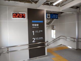 夜ノ森のホームへ行く階段付近。福島第一原発の近くにあるだけに、構内にもガイガーカウンターで放射線量が計測されている。