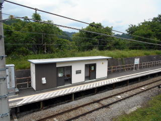 袋倉の待合室。建物はそのままで、外壁をきれいに施している。