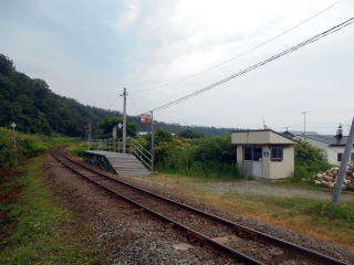 朱文別の駅全景。短いホームと離れに待合室がある。