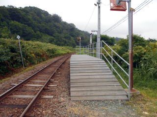 朱文別の板切れホーム。2両編成の列車が来るとはみ出てしまう。