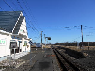 厚床のホーム。棒線駅化され構内踏切が廃止されたため、使われなくなったホームへ行くことはできない。