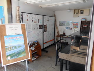 厚床の駅舎内にあるミニギャラリー。ピアノや寄せ書き用のホワイトボードがある。駅ノートには地井武男さん直筆の書き込みも残されている。