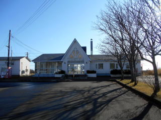 厚床の駅舎。無人化されてもかつてはバスの切符売り場の窓口があったが今はそれもなくなって完全に無人の駅舎となった。