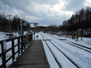 上下にずれた古瀬のホーム。反対側のホームへ行くのにも時間がかかる。