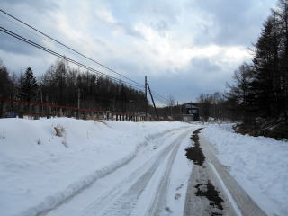 古瀬の駅前の道路。未舗装の砂利道である。