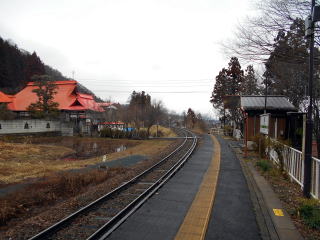 蓮のホームと永国寺。駅前は寺の敷地内と思わせるほど、お墓が多い。