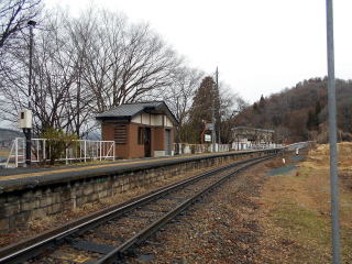 蓮のホーム。ローカル線の割には長い有効長を持っている。