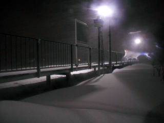 東風連の待合室から見たホーム。降りしきる雪が来る者を拒んでいるようだった。