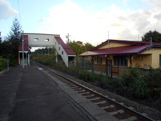 池田園のホームから駅舎へは跨線橋を渡らなければならない