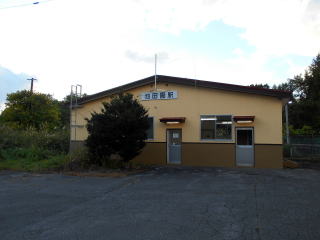 池田園の駅舎。建物の大きさの割に待合室は狭い。