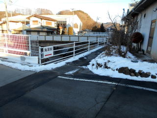 海瀬の駅入口。駅前の道路は狭く、かなりの土地勘がないと車でのアクセスは難しい
