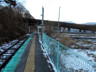 海瀬の駅付近の上に水力発電所の導管が通り、水は千曲川に放流されていく