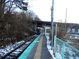 水力発電の導管をくぐる小海線の列車