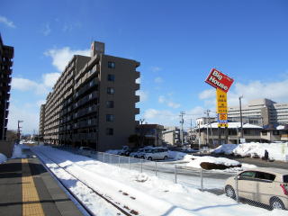 かつて専売公社へと続く引き込み線があったと思われる場所。専売公社はJTと名前が変わったが、そのJTの閉鎖後に建てられた病院が上盛岡のホームから見える。