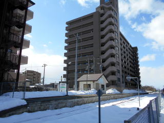 上盛岡のホーム全景。盛岡の市街地付近ということもあり、利用者もそれなりにいる。