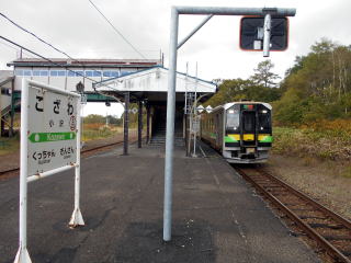 小沢を発車する函館本線のディーゼルカー