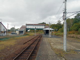 小沢のホーム。駅舎前からかつて岩内線が発着していた。