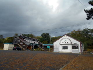 小沢の駅舎と跨線橋