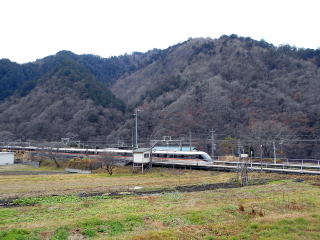 倉本を通過する特急「しなの」