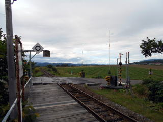 畑作地帯が広がる南美深の駅前。民家のある所まではちょっと離れている
