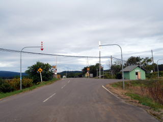 南美深の駅前の道路。ホームに隠れるようにして待合室がたたずんでいる。