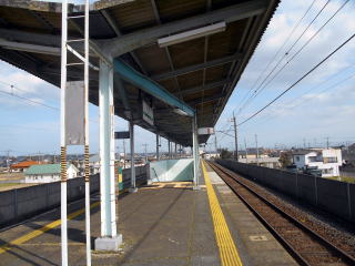 ややくたびれた感がある、島式の延方のホーム