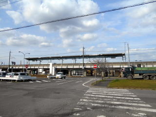 延方の駅全景。高架だけに遠目から見ると立派に見える駅である。