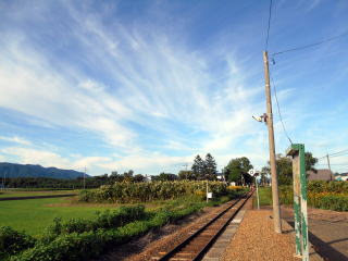 札比内のホーム。北海道は空も広く感じる。