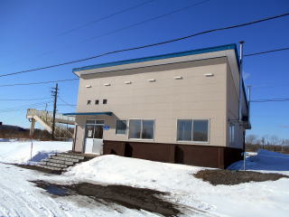 尺別の駅舎。かつては炭鉱鉄道の起点駅だったが、今は過疎集落の無人駅である。