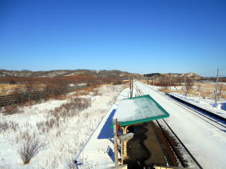 尺別のホーム。向かって左側の空き地が炭鉱鉄道の構内だった。