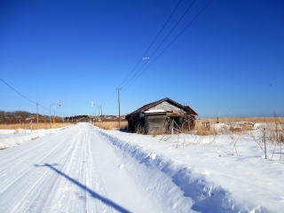 尺別の集落で人が住んでいる民家は2軒ほど。中には廃屋のままで残っているものもある。