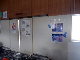 鹿ノ谷のホームへと続く扉。防寒と言えど、頑丈な鉄扉は行く先を阻んでいるかのように見える。