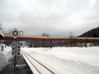 鹿ノ谷の駅構内。長い歩道橋がかつての構内の広さを物語っている。