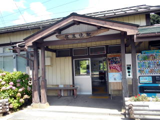 無人化された信濃境だが、木造の駅舎は健在だ。