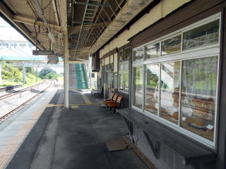 信濃境の近くに縄文時代の遺跡があるため、土器のオブジェや写真が駅舎内に展示されている。