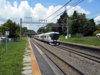 信濃境を通過する特急あずさ