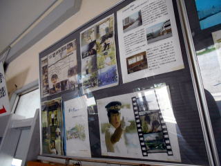 信濃境の駅舎内の待合室に展示されている「青い鳥」のカット。トヨエツがかっこいい