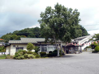 信濃境の駅舎。ドラマ「青い鳥」の清澄駅のロケ地に使われた駅である。