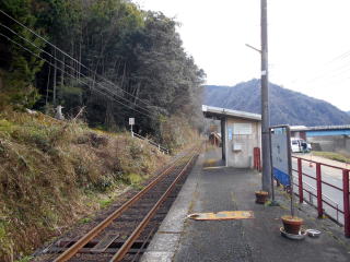三江線にある一字駅、竹のホーム。雰囲気はなかなかのものだ。