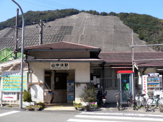 ���{���ɂ���JR���̗B��̖��l�w�A�R���k�̉w��